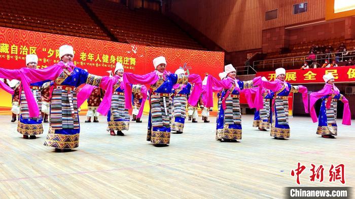 圖為西藏老年舞蹈隊(duì)伍齊跳傳統(tǒng)鍋莊舞?！∝暽＠?攝