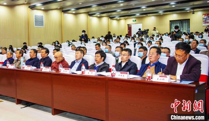 圖為與會(huì)專家學(xué)者聽會(huì)?！钪覍?攝