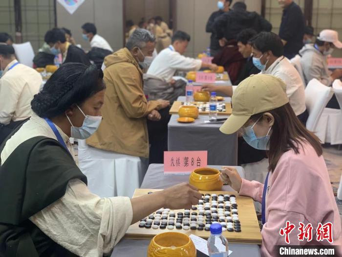 圖為參賽選手正在進(jìn)行藏棋對弈?！≈x牧 攝
