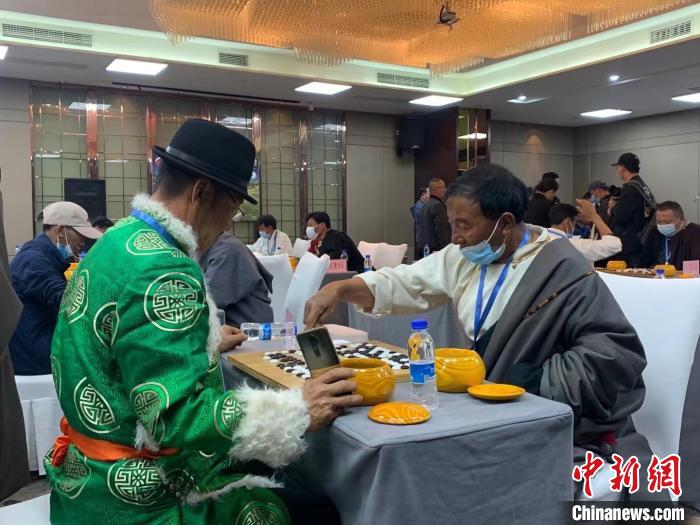 圖為參賽選手正在進(jìn)行藏棋對弈?！≈x牧 攝