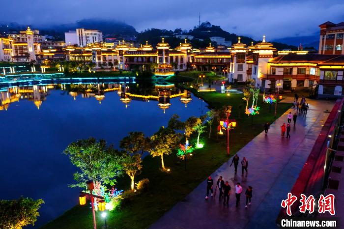 圖為2021年5月18日，西藏自治區(qū)墨脫縣城入夜，昔日的“高原孤島”如今面貌一新?！〗w波 攝