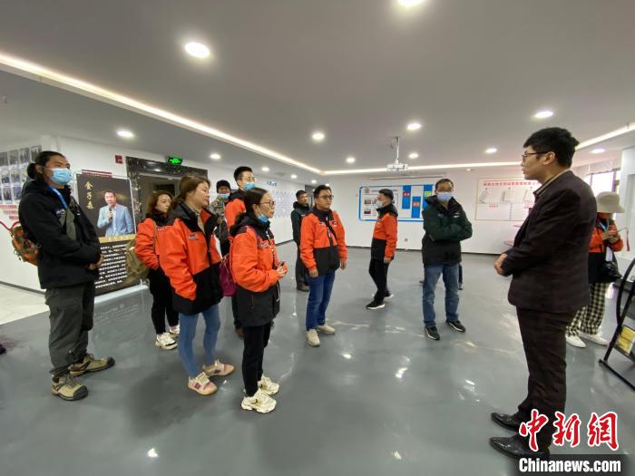 圖為2021瀾湄萬里行中外媒體在昌都新區(qū)采訪?！±罱瓕?攝