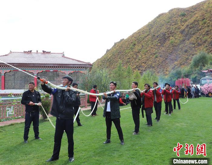 圖為護林員體驗架設水泵?！〔际猩窒乐ш?供圖