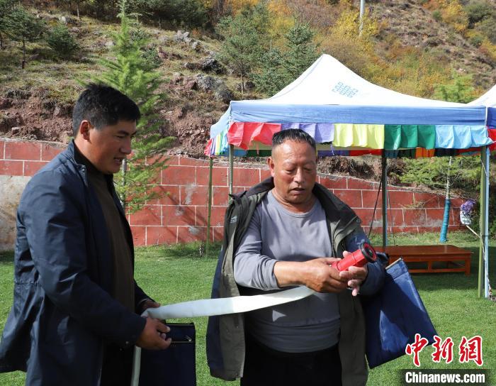 圖為護林員操作體驗滅火裝備。　昌都市森林消防支隊 供圖