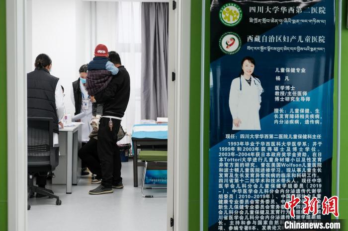 圖為四川大學華西第二醫(yī)院專家接診。　江飛波 攝