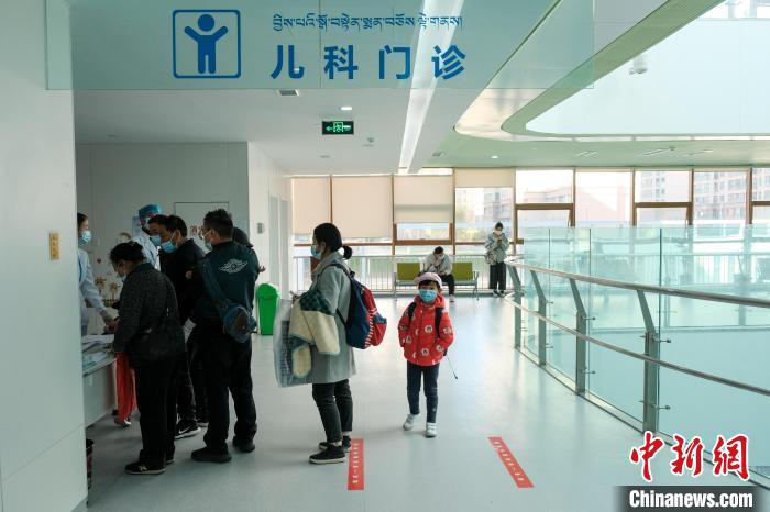 圖為兒科義診接診現(xiàn)場?！〗w波 攝