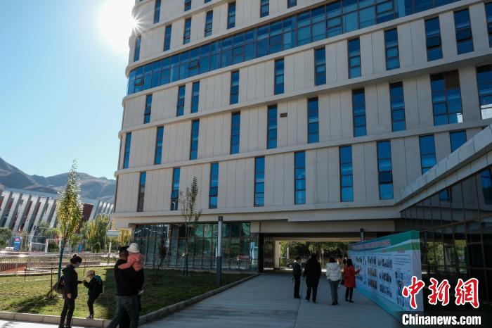 因疫情防控需要，此次義診活動進行了人數(shù)限定。圖為西藏民眾帶著孩子到醫(yī)院就診?！〗w波 攝