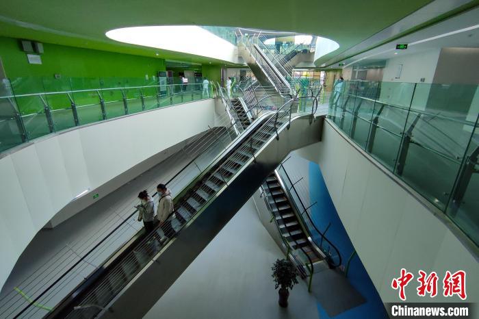 圖為西藏自治區(qū)婦產(chǎn)兒童醫(yī)院內(nèi)景?！〗w波 攝