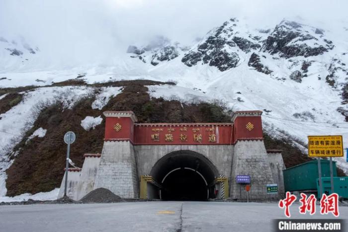 墨脫公路控制性工程——嘎隆拉隧道。上方為嘎隆拉雪山，曾是進(jìn)入墨脫最大的“攔路虎”。