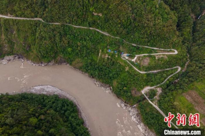 雅魯藏布江一側(cè)的墨脫公路。