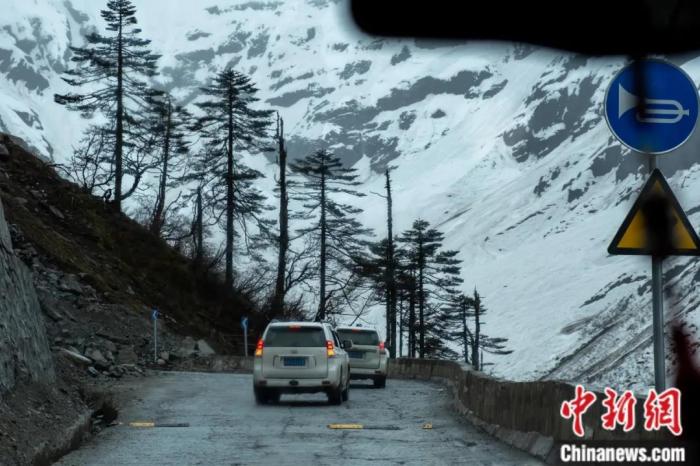 圖為墨脫公路沿線的雪景風(fēng)光。