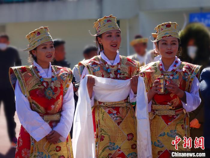 圖為身著節(jié)日盛裝的藏族姑娘?！∪轿木?攝