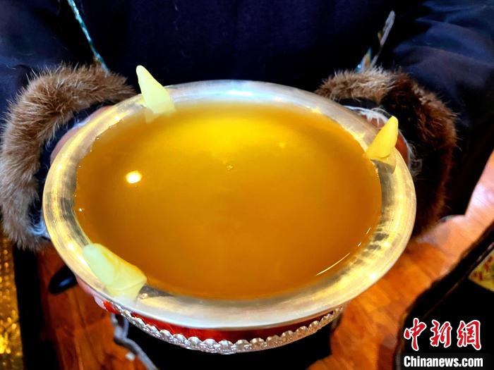 圖為青稞酒?！∪轿木?攝