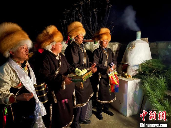 圖為除夕之夜進(jìn)行的驅(qū)鬼儀式?！∪轿木?攝