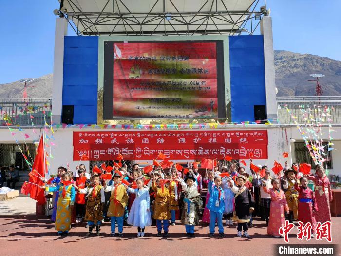 圖為加查縣安繞鎮(zhèn)小學各民族代表學生齊唱紅歌。　安繞鎮(zhèn)小學供圖
