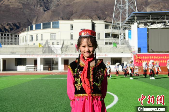 圖為加查縣安繞鎮(zhèn)小學回族學生馬萍?！∝暩聛硭?攝