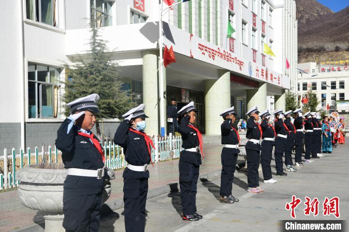 圖為加查縣安繞鎮(zhèn)小學學生爭當“小交警”體驗交警工作?！∝暩聛硭?攝