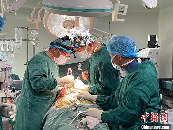 圖為在北京援藏醫(yī)療隊專家指導(dǎo)下，多項新技術(shù)使用到脊柱疾病的手術(shù)中。(資料圖) 拉薩市人民醫(yī)院脊柱外科供圖