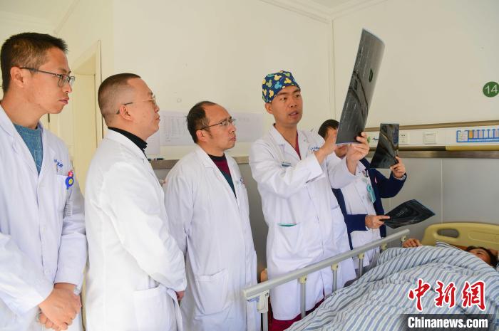 圖為醫(yī)療援藏專家何蔚(站右二)與馮敬云(左二)、廖濤(左三)等人討論患者病情。(資料圖) 貢嘎來松 攝