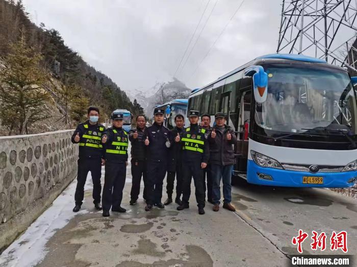救援成功后，司機們與邊境派出所民警合影?！±罱ǚ?攝