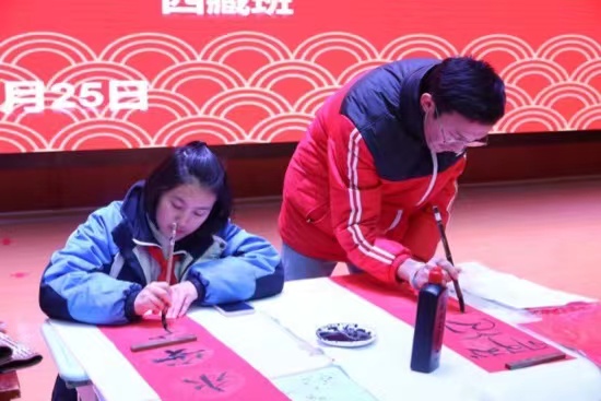 現(xiàn)場書寫春聯(lián)。梁超攝