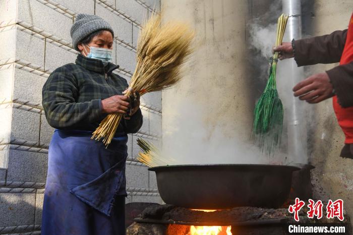 圖為拉薩手藝人制作年貨“羅薩梅朵”。　貢嘎來松 攝