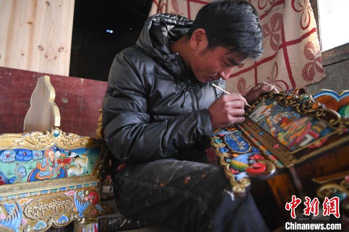圖為拉薩手藝人制作年貨“切瑪盒”?！∝暩聛硭?攝