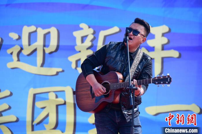 圖為文藝匯演現(xiàn)場(chǎng)。　貢嘎來松 攝