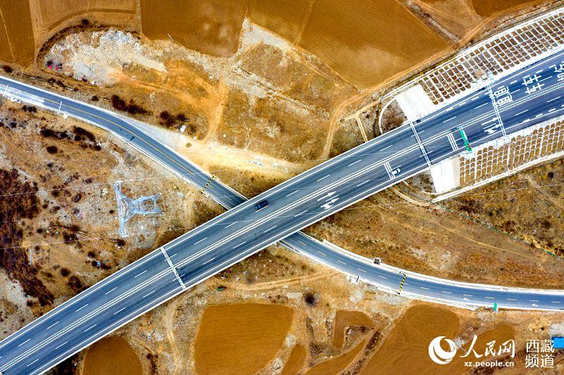 拉林高等級公路。徐馭堯攝