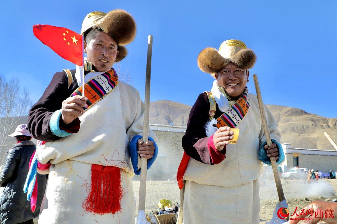 互敬青稞酒，祈福一年的豐收。人民網(wǎng) 次仁羅布攝