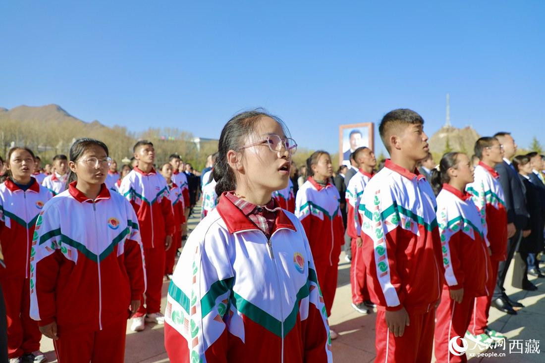 全體奏唱國歌。人民網(wǎng) 次仁羅布攝