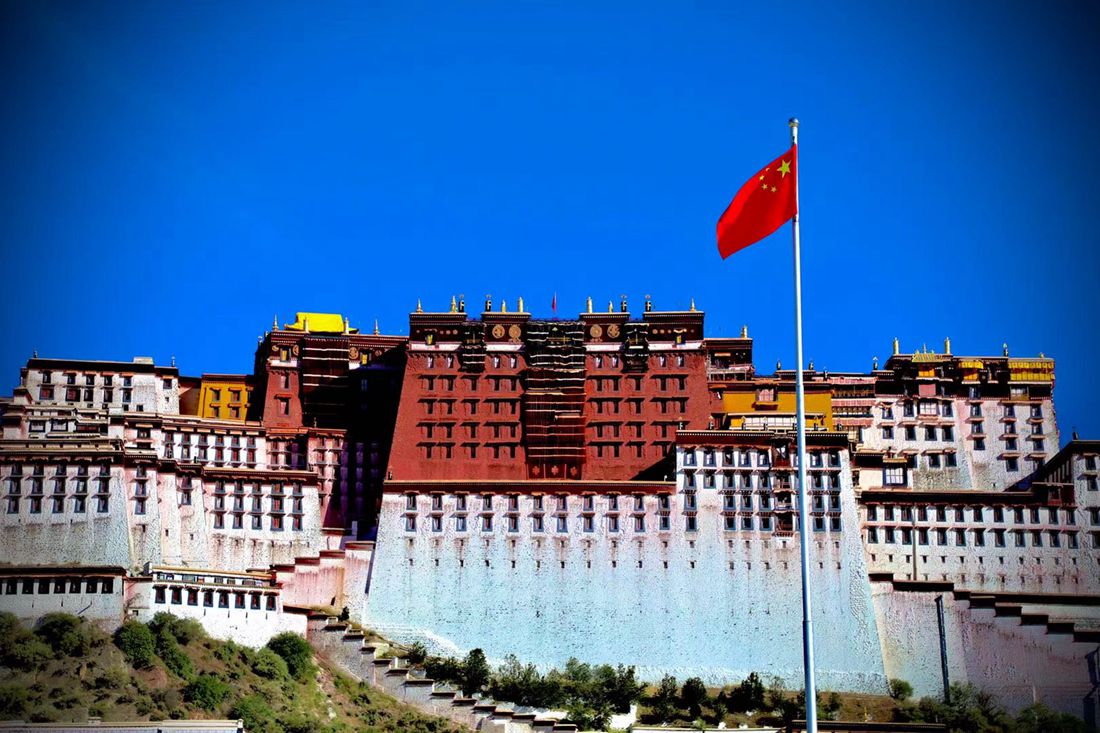 五星紅旗迎風飄揚。人民網(wǎng) 次仁羅布攝