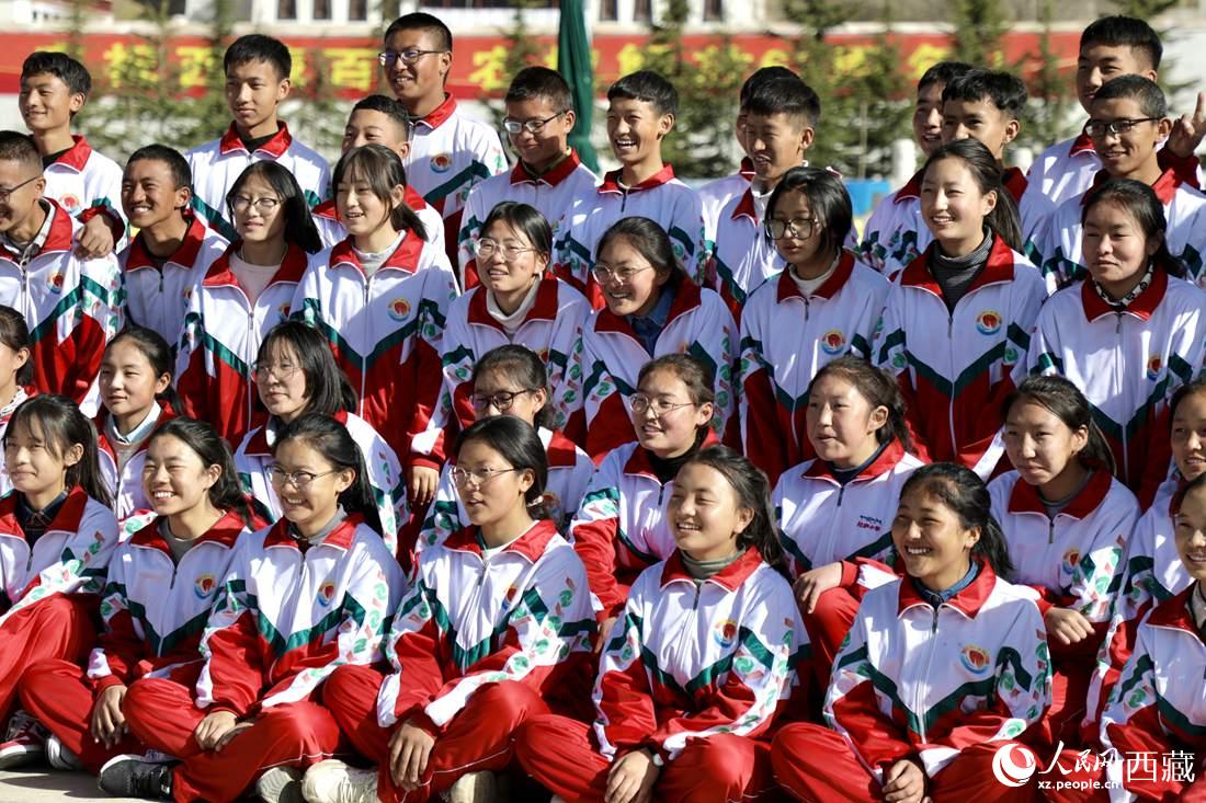 學生代表們合影留念。人民網(wǎng) 次仁羅布攝