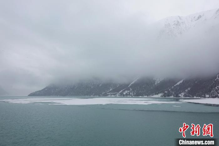 然烏湖春雪飄落?！∪轿木?攝