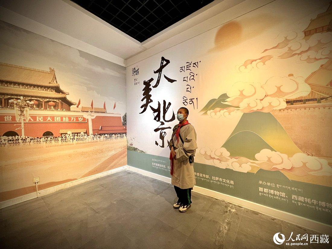 拉薩市北京實(shí)驗(yàn)中學(xué)的學(xué)生講解員進(jìn)行講解。人民網(wǎng) 次仁羅布攝