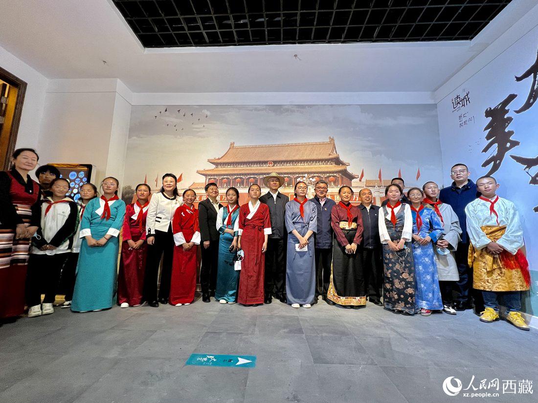 合影留念。人民網(wǎng) 次仁羅布攝