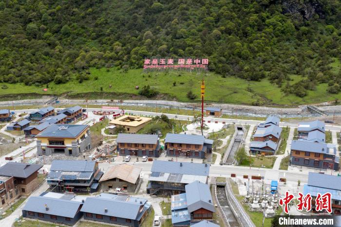 “家是玉麥 國是中國”的大字豎立在玉麥鄉(xiāng)旁的山腳上?！钊A峰 攝