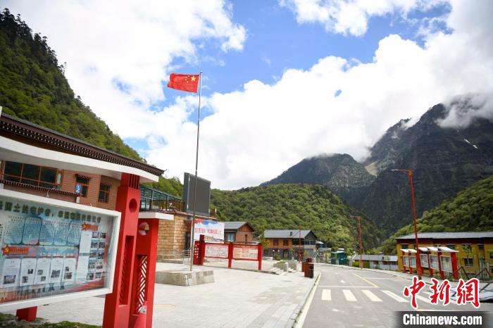 玉麥鄉(xiāng)內(nèi)道路變成了硬化路?！钊A峰 攝