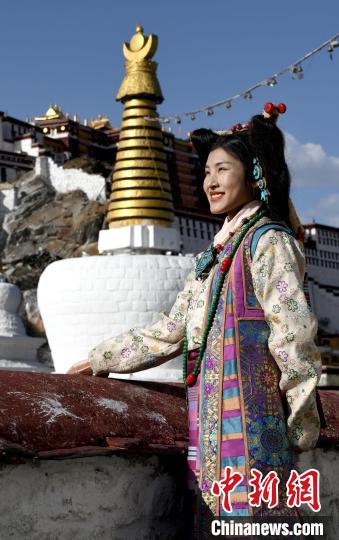 西藏自治區(qū)級非遺項目——拉薩服飾，圖為舊時拉薩貴族婦女的裝扮。