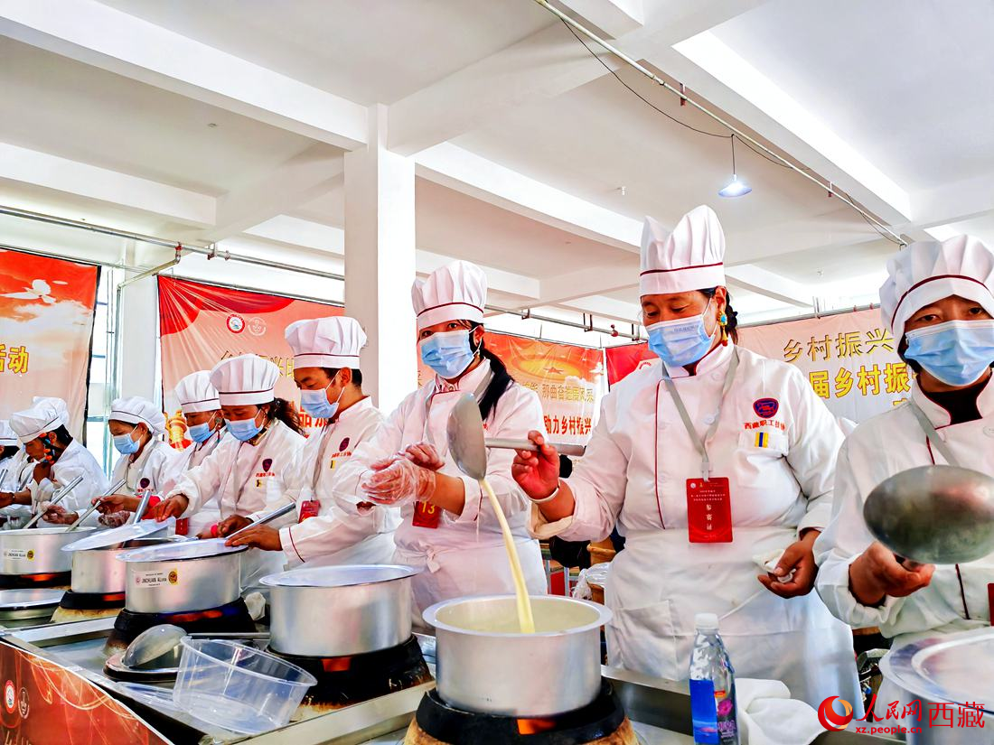 廚藝比拼。人民網(wǎng) 李海霞攝
