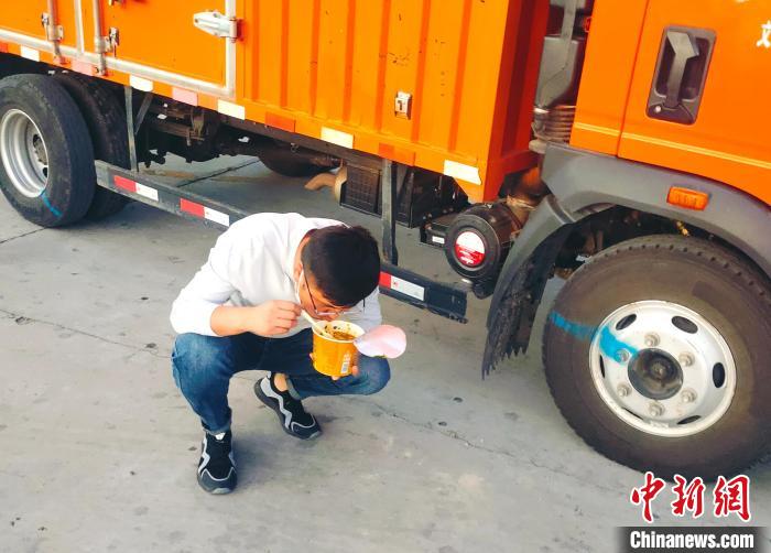 由于沿路疫情原因，閆光宇和朋友只能在服務(wù)區(qū)簡(jiǎn)餐。　鄭朋 攝