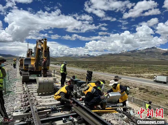 圖為青藏鐵路基礎設施“升級換代”施工現(xiàn)場?！‖F(xiàn)場作業(yè)人員供圖