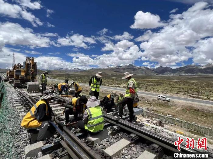 圖為青藏鐵路基礎設施“升級換代”施工現(xiàn)場。　現(xiàn)場作業(yè)人員供圖