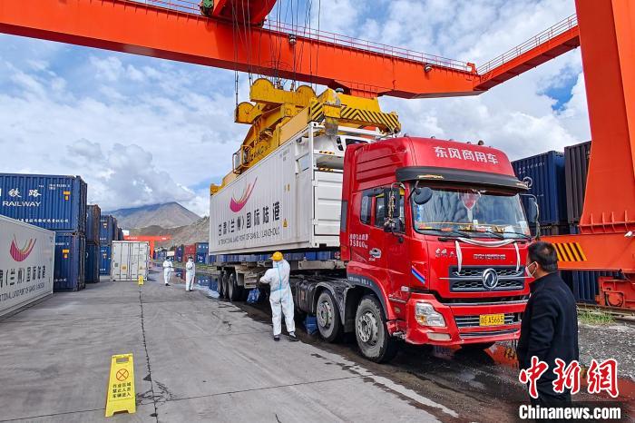 援助物資卸車現(xiàn)場?！F青藏集團有限公司拉薩車務段 供圖