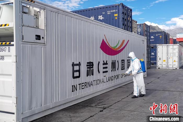 9月9日，甘肅省援助拉薩700噸生活物資“乘冷鏈專列”抵達拉薩?！F青藏集團有限公司拉薩車務段 供圖