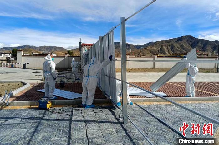 西藏金塔建設(shè)集團(tuán)有限公司職工支援日喀則方艙建設(shè)。　受訪者供圖