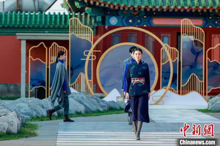 近40套藏式針織系列時(shí)裝亮相2022北京時(shí)裝周?！”本r(shí)裝周供圖