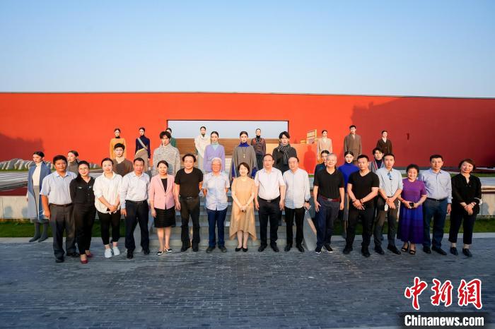 近40套藏式針織系列時(shí)裝亮相2022北京時(shí)裝周。　北京時(shí)裝周供圖