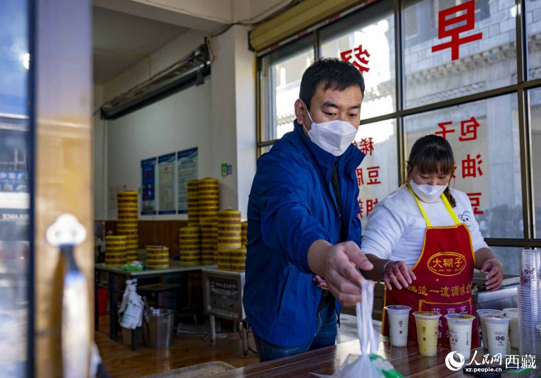 市民購買早餐。人民網(wǎng) 次仁羅布攝