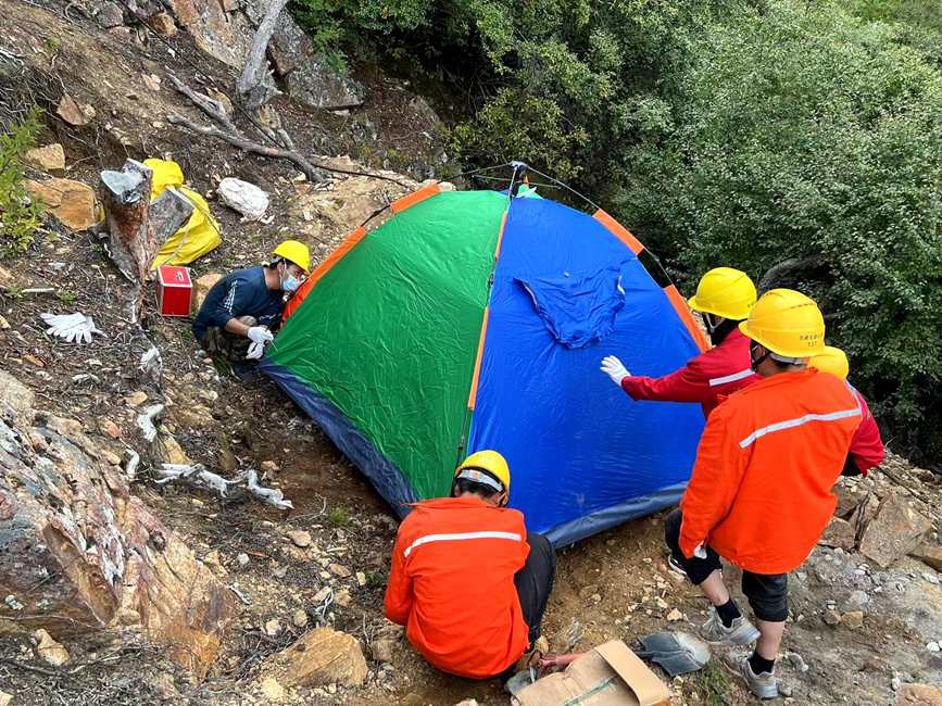 9月15日，電力施工人員正在施工點(diǎn)附近搭建暫居帳篷。白瑪多吉攝